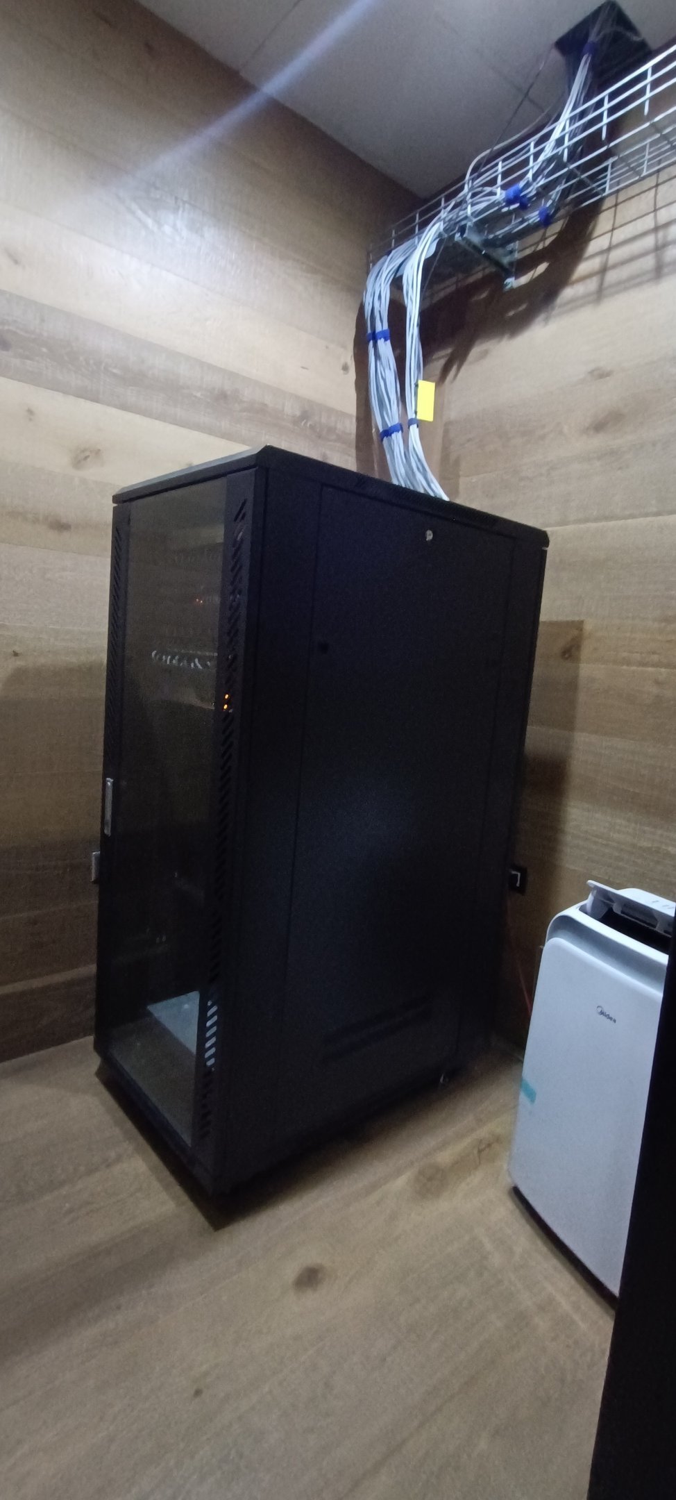 Rack de comunicaciones montado en terreno